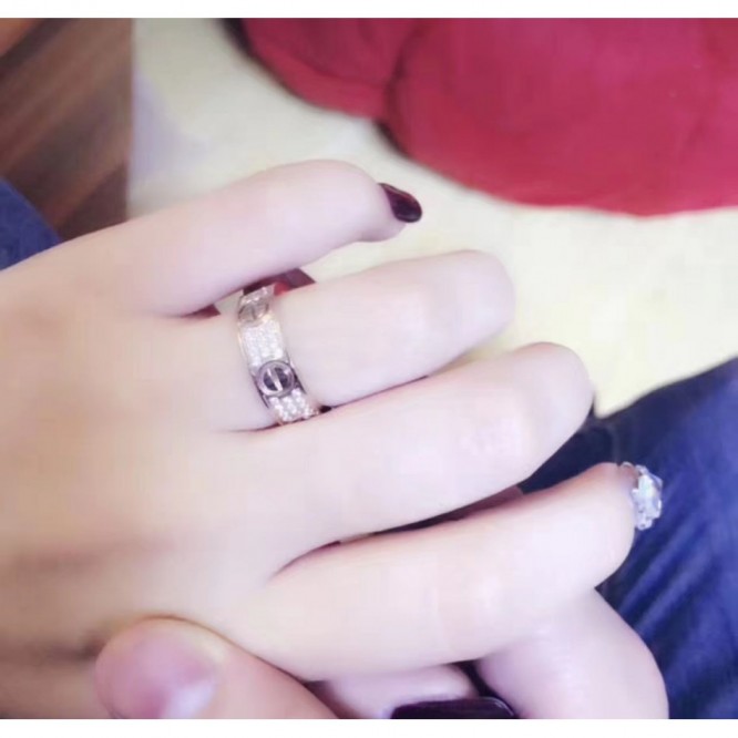 Cartie LOVE WEDDING BAND, DIAMOND-PAVED LOVE ウェディング リング、パヴェダイヤモンド